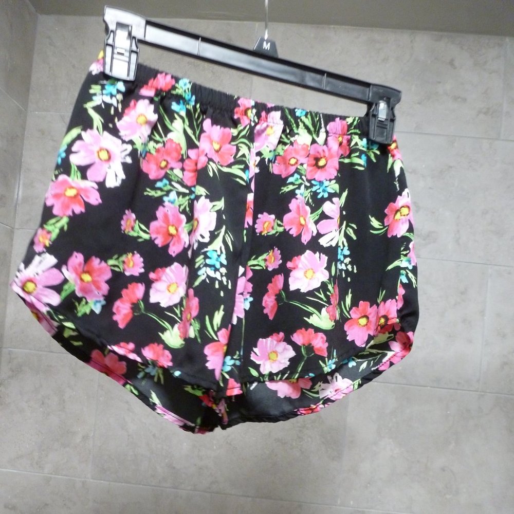 🌸️ Sexy Breezy Floral Shorts • Size Small • Summer Essential